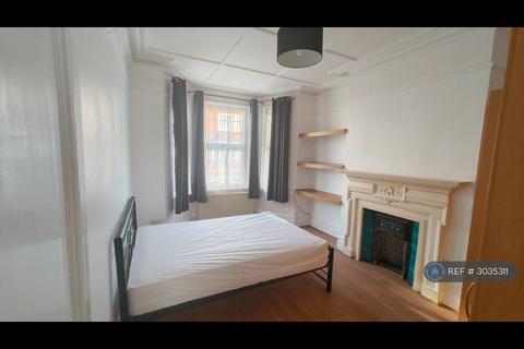 Studio to rent, Standard Road, Hounslow, TW4