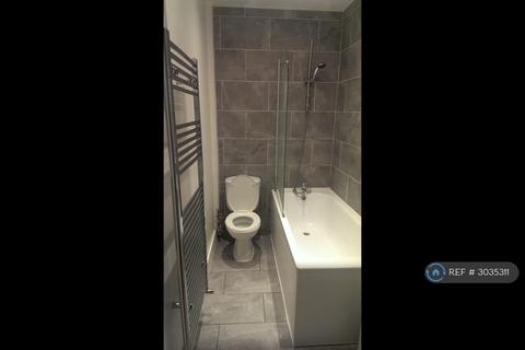 Studio to rent, Standard Road, Hounslow, TW4