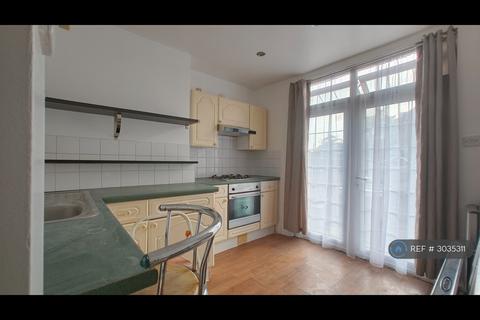 Studio to rent, Standard Road, Hounslow, TW4