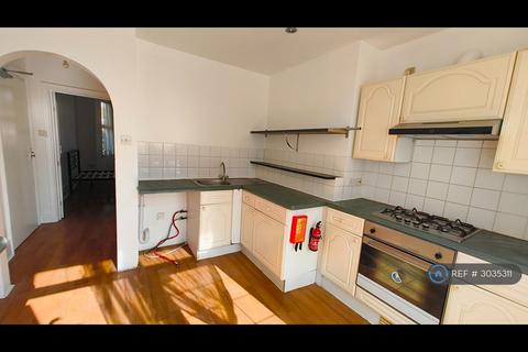 Studio to rent, Standard Road, Hounslow, TW4