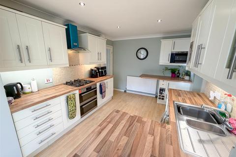 3 bedroom detached house for sale, Hedgeway Close, Rhostyllen, Wrexham