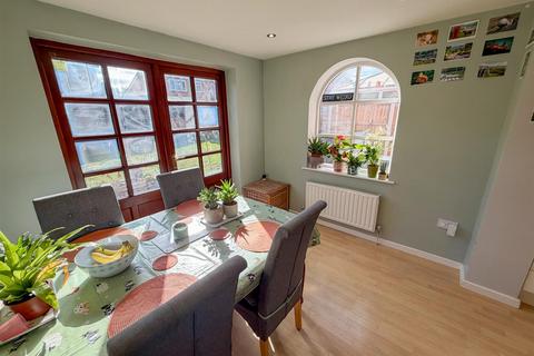 3 bedroom detached house for sale, Hedgeway Close, Rhostyllen, Wrexham