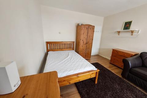 4 bedroom flat to rent, Leinster Gardens, London W2