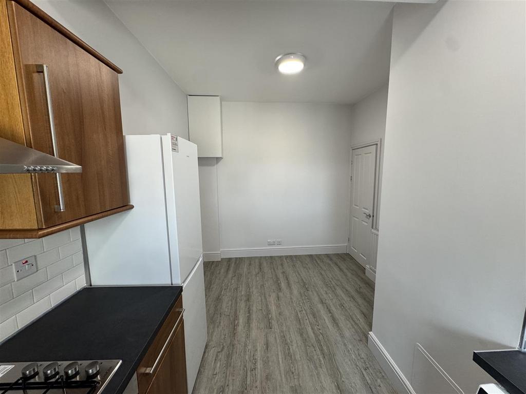 Apartment in Wood Green - View 5