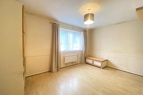 Studio to rent, Woking