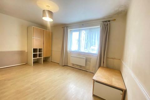 Studio to rent, Woking