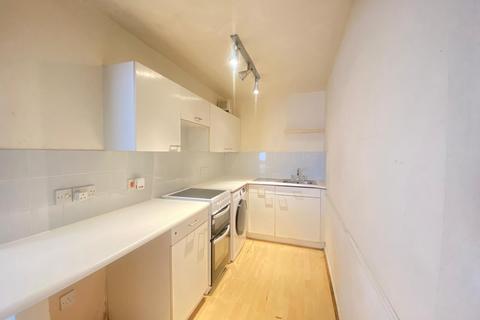 Studio to rent, Woking