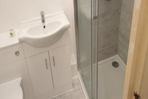 Studio to rent, Woking