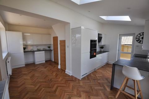 3 bedroom detached house to rent, Sopers Lane, Poole, BH17