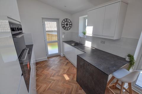 3 bedroom detached house to rent, Sopers Lane, Poole, BH17