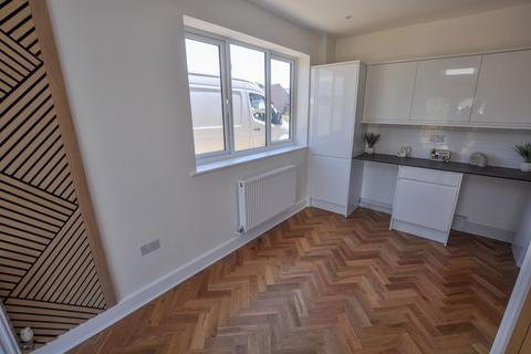 3 bedroom detached house to rent, Sopers Lane, Poole, BH17