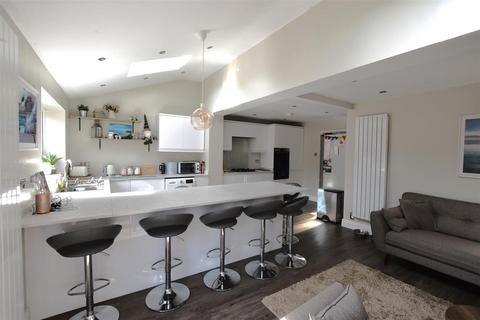4 bedroom semi-detached house for sale, Isis Avenue, Bicester