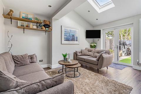4 bedroom semi-detached house for sale, Isis Avenue, Bicester