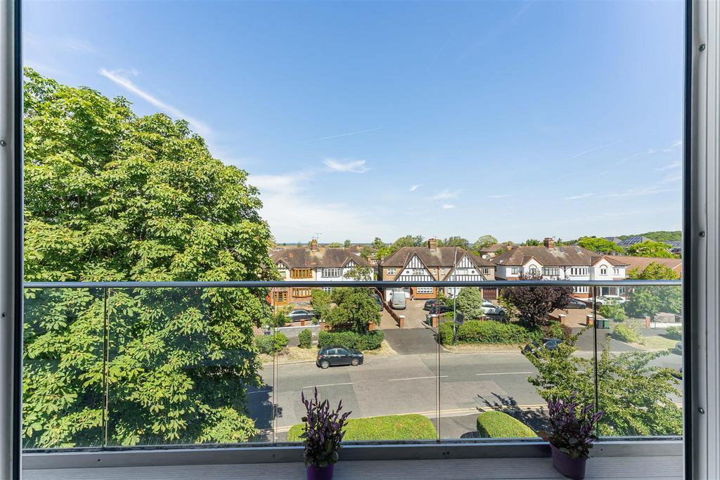 Apartment in North Chingford - View 3