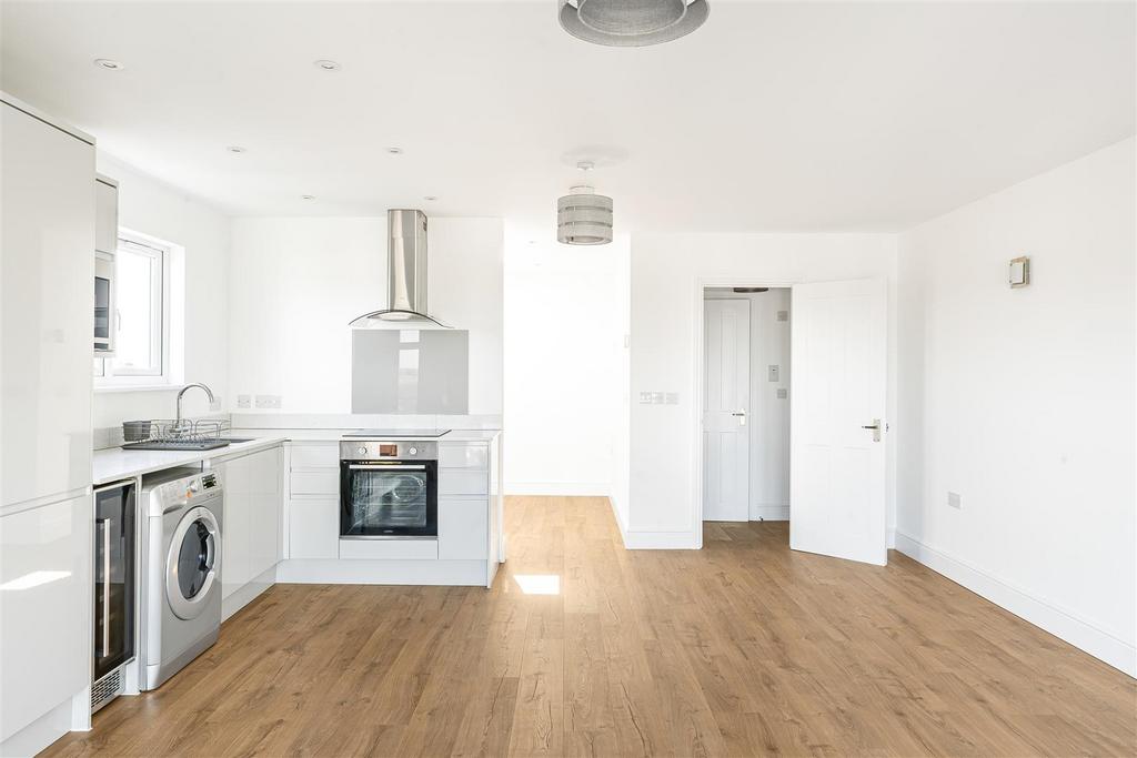 Apartment in North Chingford - More
