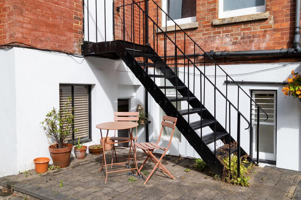 Apartment in Brighton, Round Hill - View 4