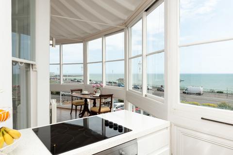 Studio to rent, Marine Parade, Brighton