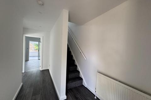 3 bedroom semi-detached house to rent, Kingsway Close, Ossett, Wakefield, WF5
