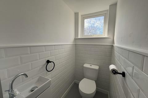 3 bedroom semi-detached house to rent, Kingsway Close, Ossett, Wakefield, WF5