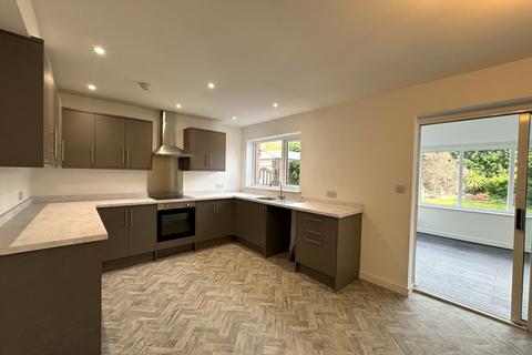 3 bedroom semi-detached house to rent, Kingsway Close, Ossett, Wakefield, WF5