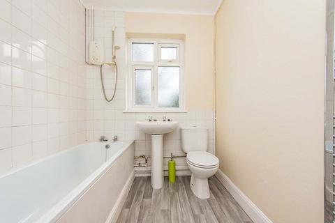 1 bedroom flat to rent, Hanworth Road, Hounslow TW4