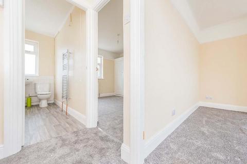 1 bedroom flat to rent, Hanworth Road, Hounslow TW4