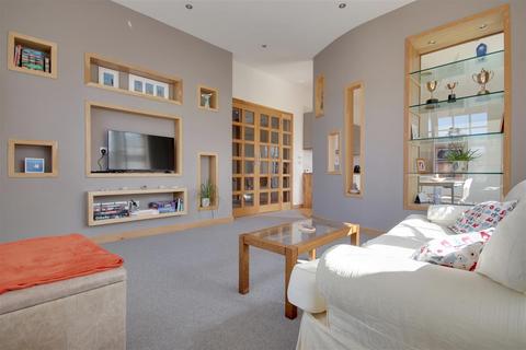2 bedroom apartment to rent, New Street, Lymington
