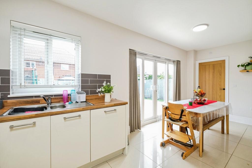 House in Newport, Mon Bank, Stow Hill - More