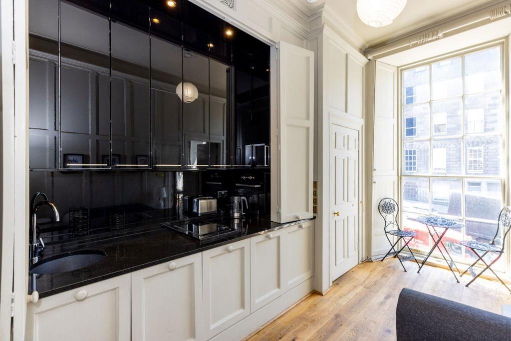 Apartment in Edinburgh - View 3
