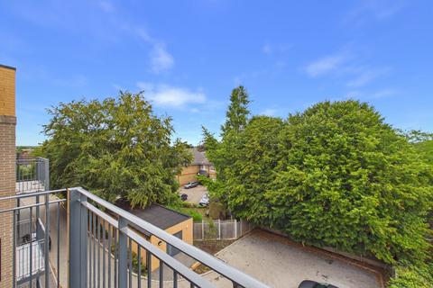 2 bedroom flat to rent, Clivemont Road, Maidenhead, Berkshire, SL6
