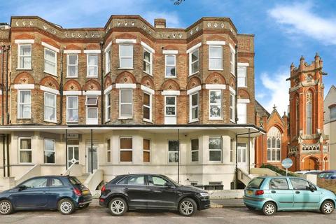 3 bedroom ground floor flat to rent, West Hill Road, Bournemouth, BH2