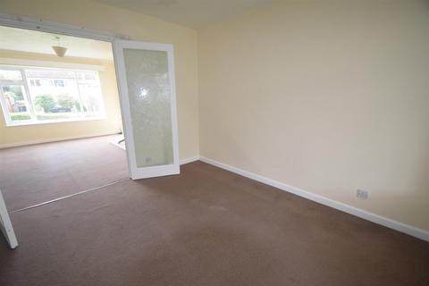 3 bedroom semi-detached house to rent, Springfield Avenue