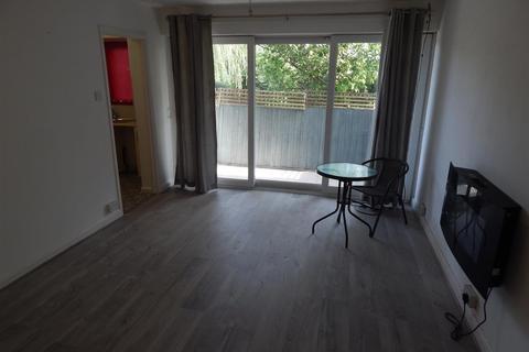 2 bedroom flat to rent, Crabtree Close, Redditch