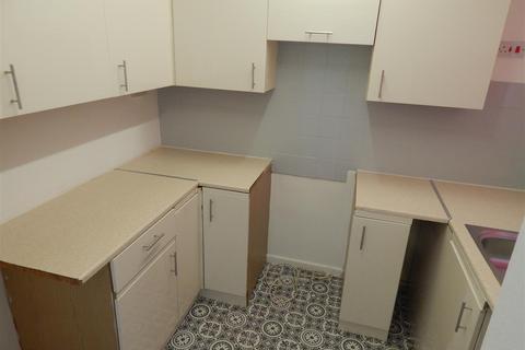 2 bedroom flat to rent, Crabtree Close, Redditch