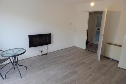 2 bedroom flat to rent, Crabtree Close, Redditch