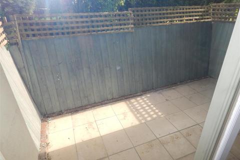 2 bedroom flat to rent, Crabtree Close, Redditch