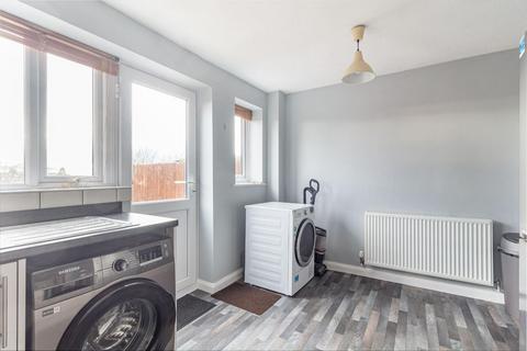 2 bedroom semi-detached house to rent, Surrey Drive, Kingswinford
