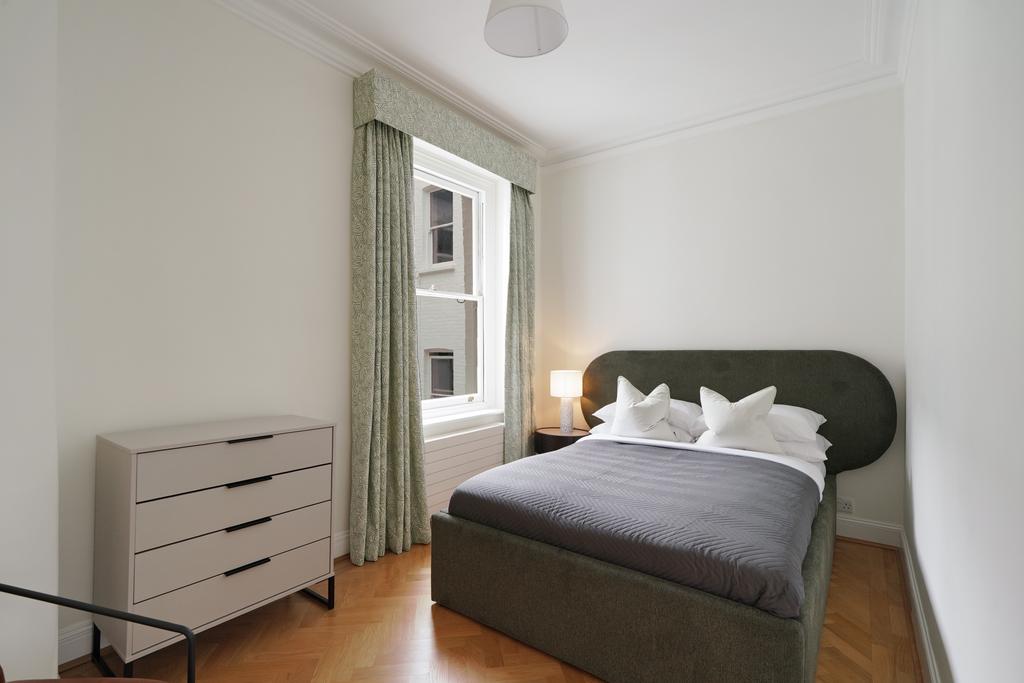 Apartment in 14 Holland Park Gardens - View 2