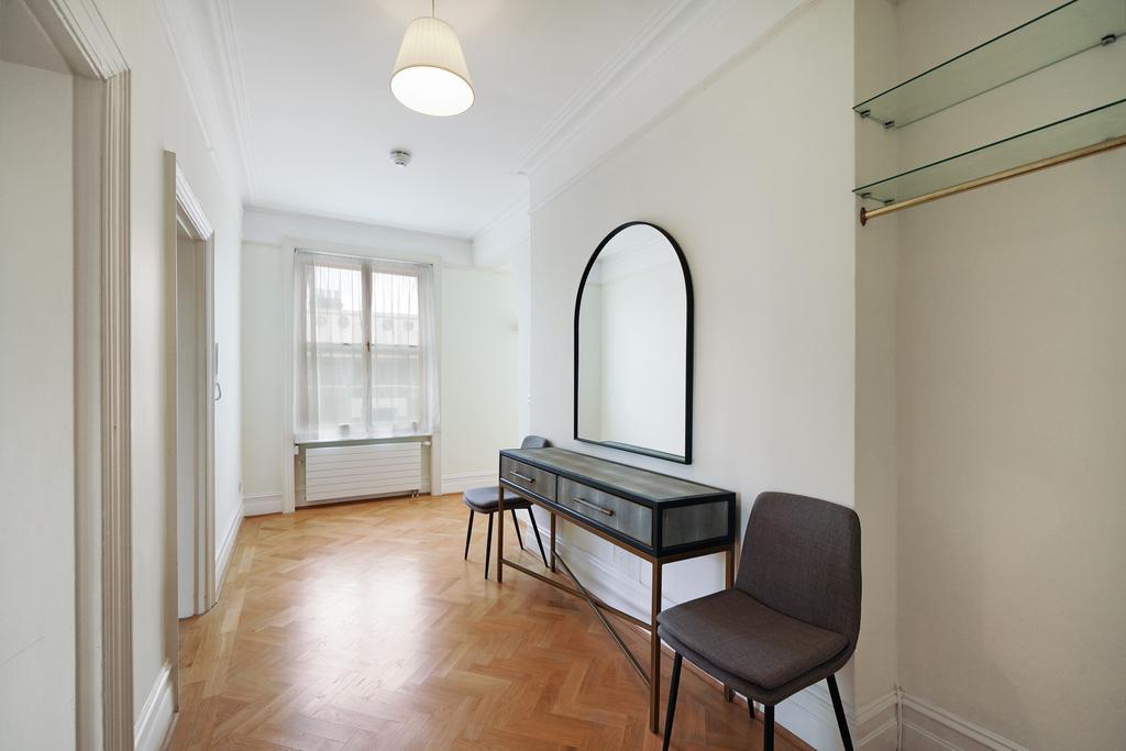 Apartment in 14 Holland Park Gardens - View 3