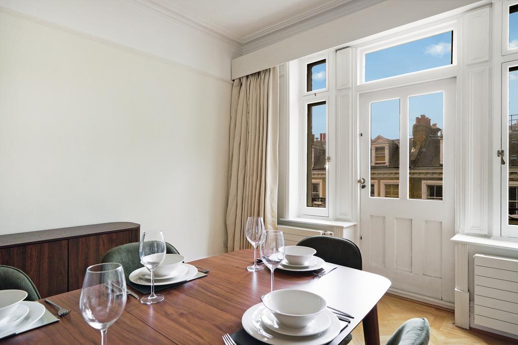 Apartment in 14 Holland Park Gardens - View 4