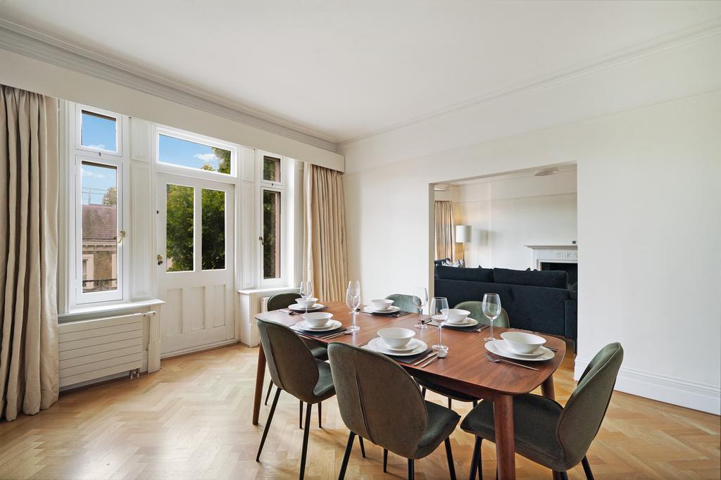 Apartment in 14 Holland Park Gardens - View 5