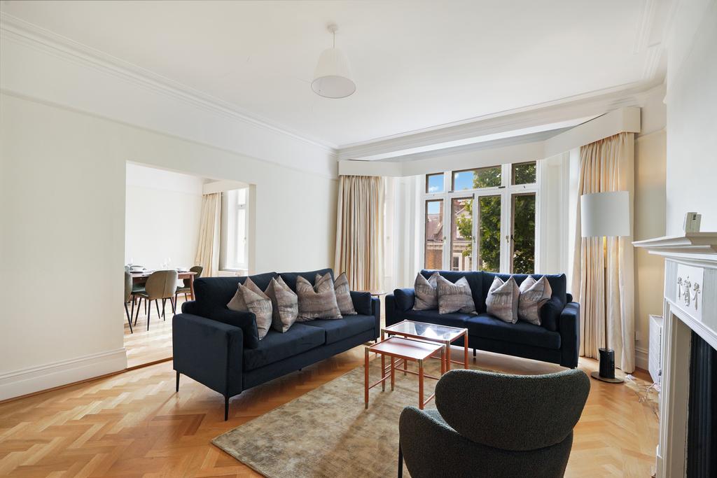 Apartment in 14 Holland Park Gardens - More