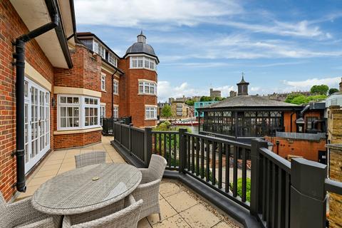 3 bedroom apartment to rent, King Stable Street Windsor SL4