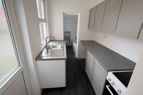 2 bedroom house to rent, Churchill Road, Norwich NR3