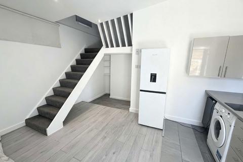 Studio to rent, Foscote Road, London NW4