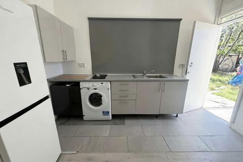Studio to rent, Foscote Road, London NW4