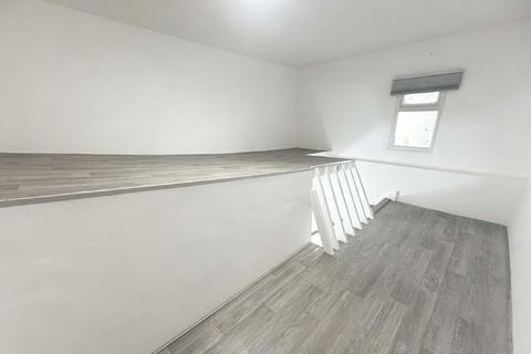 Studio to rent, Foscote Road, London NW4