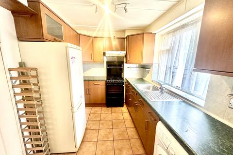 2 bedroom flat to rent, Little Gearies, Ilford, IG6