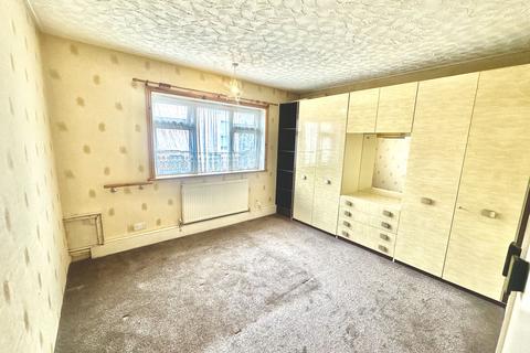 2 bedroom flat to rent, Little Gearies, Ilford, IG6