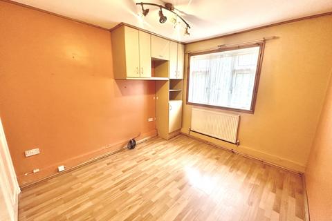2 bedroom flat to rent, Little Gearies, Ilford, IG6